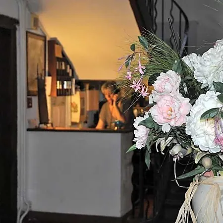 Logis Du Grand Duc Restaurant Otel Gincla